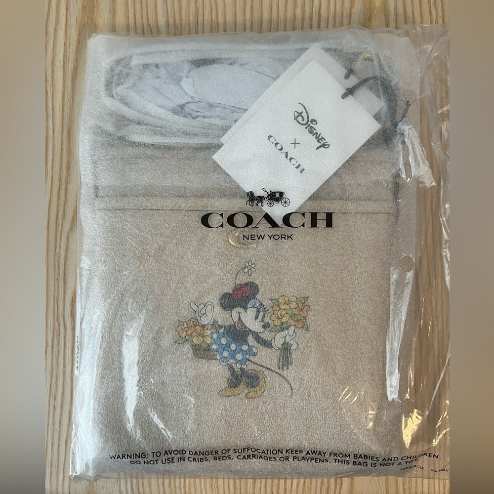 New Disney X Coach Kitt Messenger Crossbody with Minnie Mouse